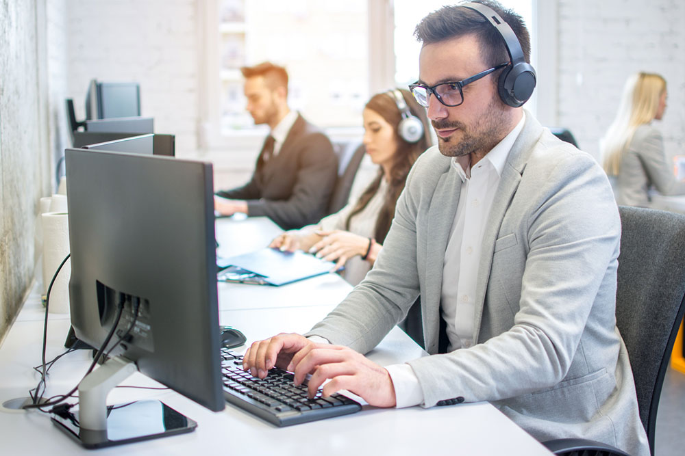 6 ways to sell a product using a call center