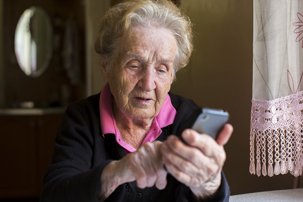 9 tips to help seniors use smartphones with ease